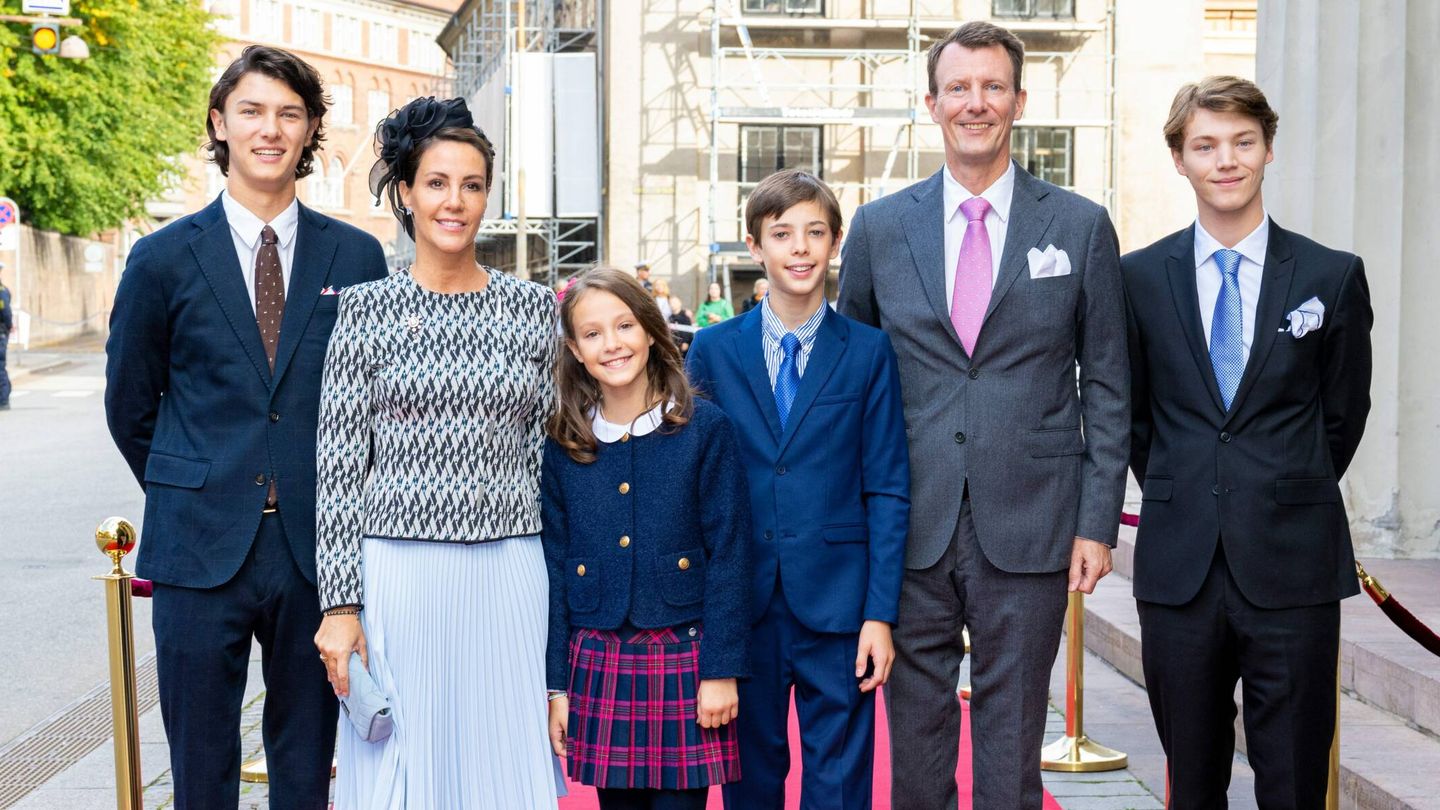 El príncipe Joaquín, junto a su esposa y sus cuatro hijos. (CP)