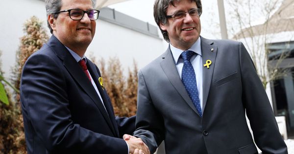 Foto: El recién elegido presidente de la Generalitat de Cataluña, Quim Torra (i), estrecha la mano a su predecesor, el expresidente regional catalán Carles Puigdemont en Berlín. (EFE)