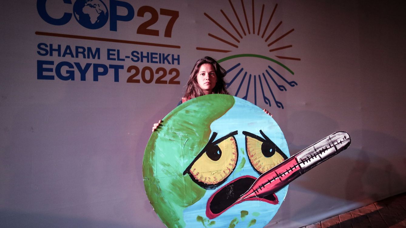 Foto: Una activista denuncia el fracaso de la COP27. (EFE/S. Suna)