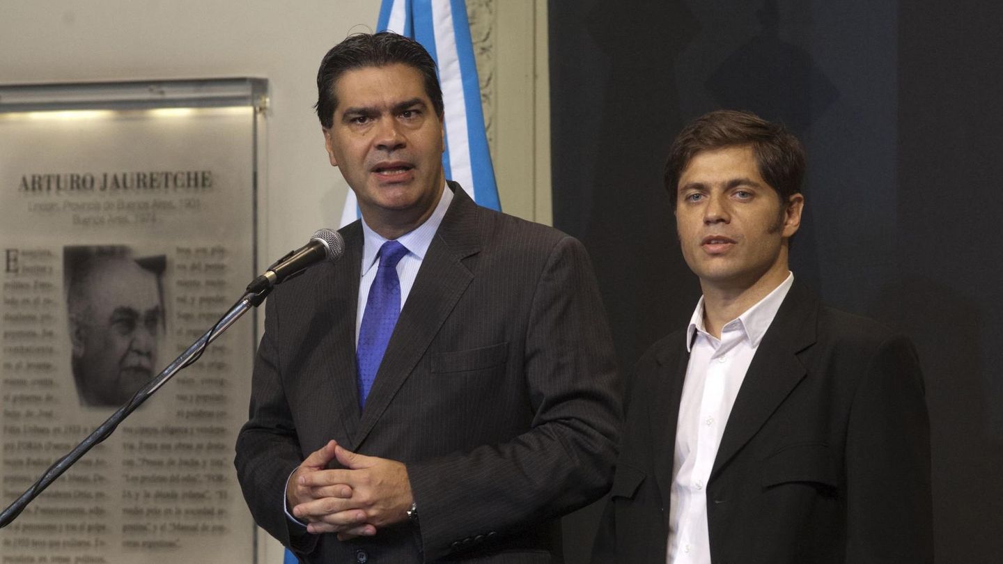 Jorge Capitanich, acompañado de Axel Kicillof, anuncia las medidas del Ejecutivo de Kirchner (Reuters).