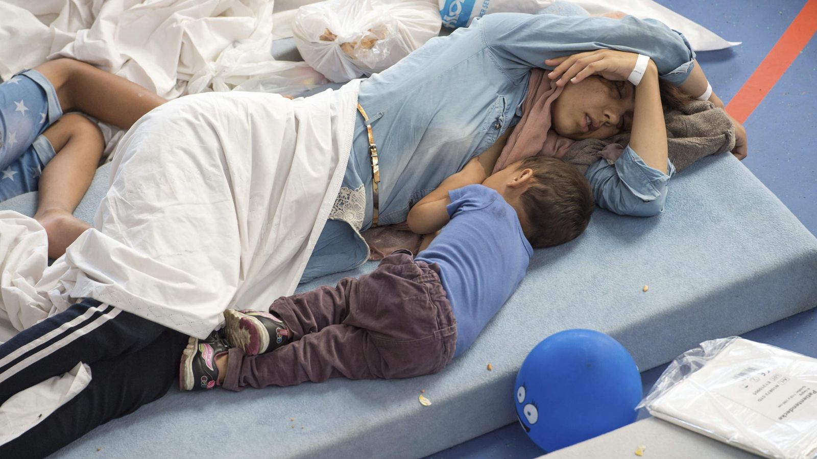 Foto: Refugiados alojados en colchones en Alemania (Efe).