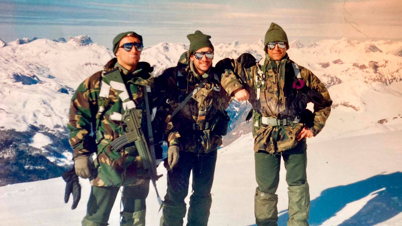 Foto: Bernardo Crespo, a la izquierda, junto a dos compañeros, durante unas maniobras en montaña. (Cedida)