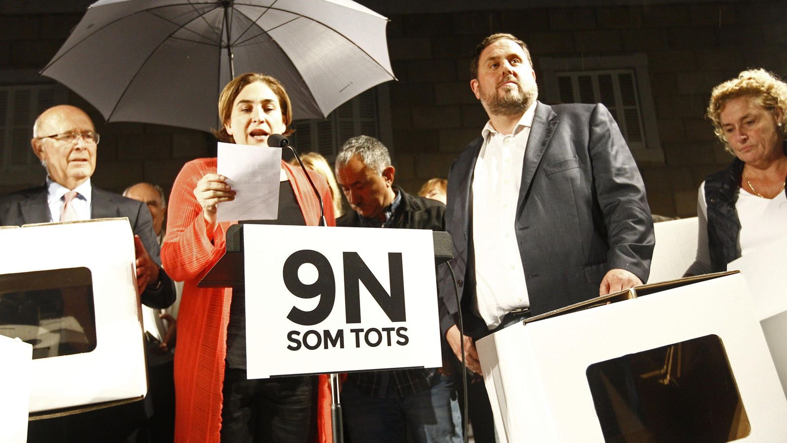 Foto: La alcaldesa de Barcelona, Ada Colau (i), junto al líder de ERC, Oriol Junqueras (d). (EFE)