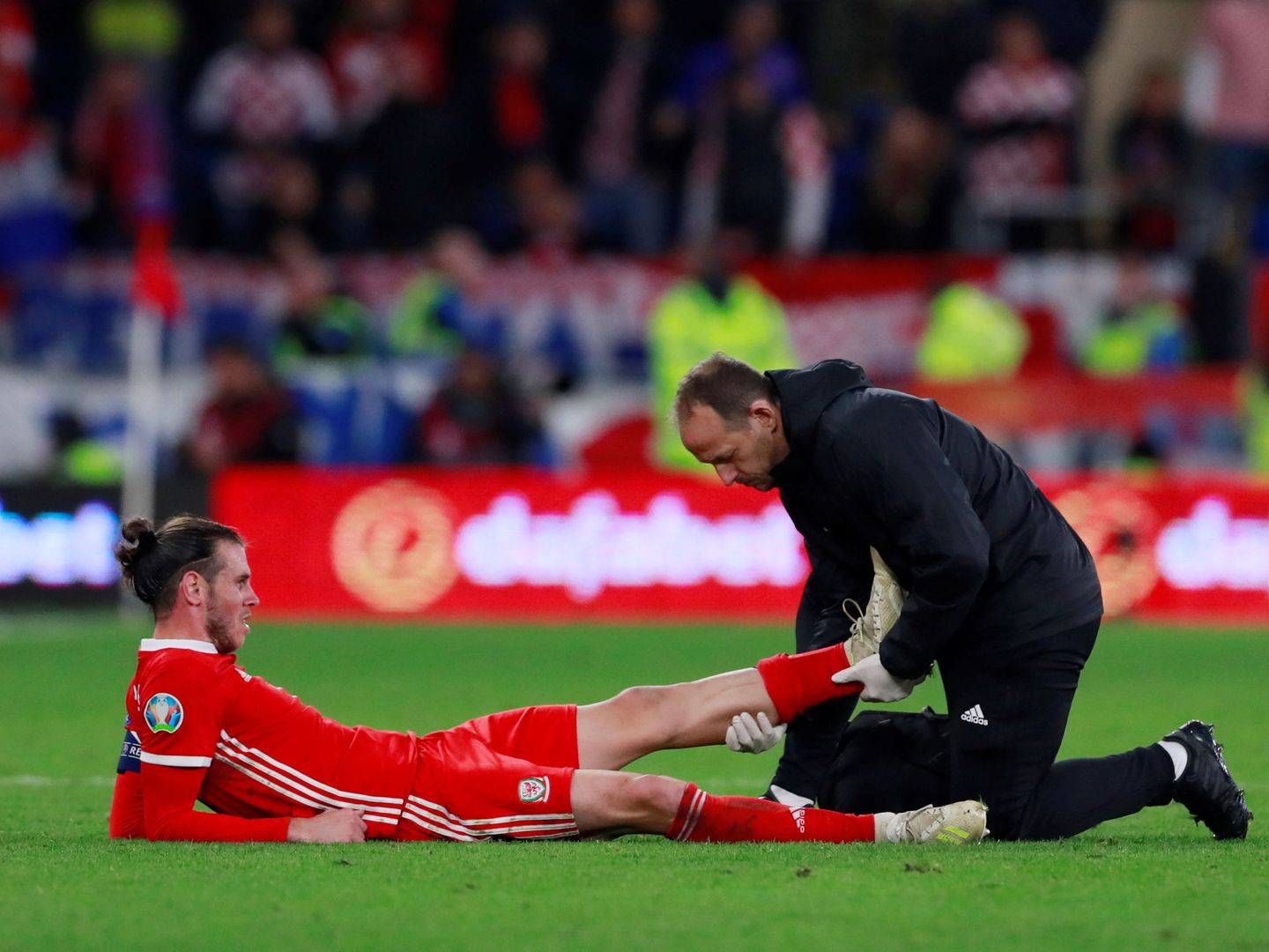 Gareth Bale es atendido por el médico de la Selección de Gales. (Reuters)