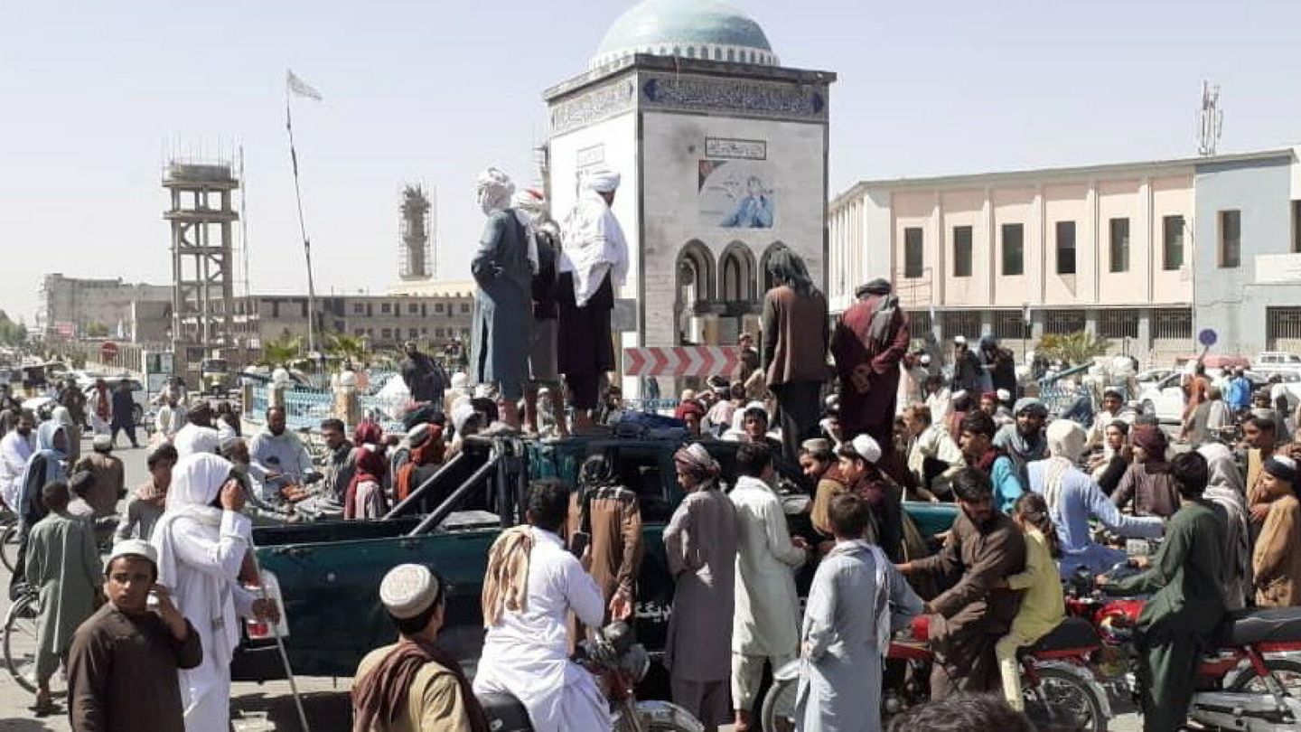 Milicianos talibanes en la plaza mayor de Kandahar tras tomar la ciudad el jueves. (EFE)