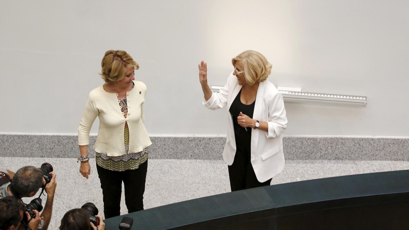 Foto: La alcaldesa de Madrid, Manuela Carmena, y su predecesora en el cargo, Esperanza Aguirre. (Reuters)
