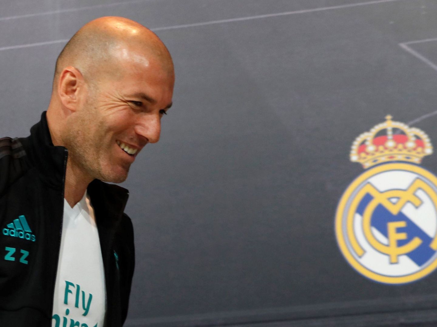 Zinédine Zidane, sonriente, abandona la sala de prensa. (EFE)