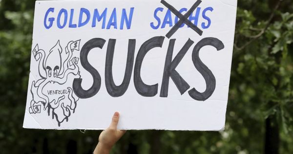 Foto: Manifestación en contra del Goldman Sachs por comprar bonos a Venezuela. (EFE)