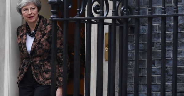 Foto: La primera ministra británica, Theresa May, en la puerta del número 10 de Downing Street, Londres. (EFE)