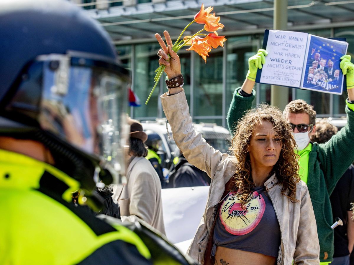 Foto: Una protesta en La Haya contra las medidas adoptadas en Países Bajos contra el confinamiento. (Reuters)