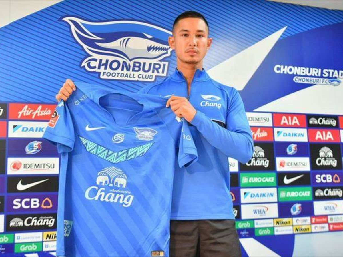 Foto: Presentación con la camiseta del Chonburi tailandés. (Chonburi)