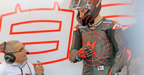 Foto: El piloto de Repsol Honda, Jorge Lorenzo, momentos antes de salir a la pista de Cheste. (EFE)