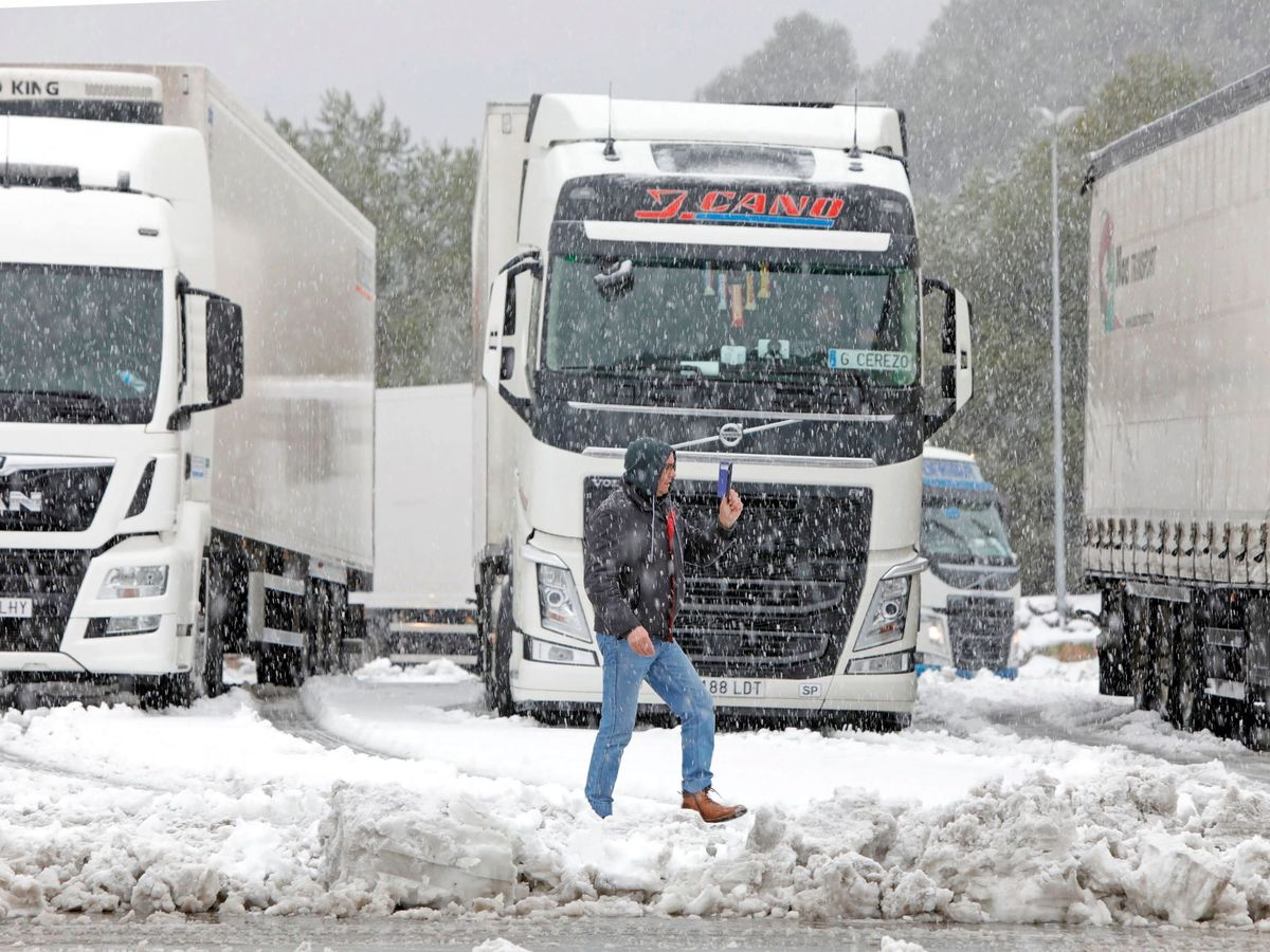 Foto: La borrasca Filomena ha obligado a cortar cuatro carreteras por acumulación de nieve en Cataluña. (EFE)