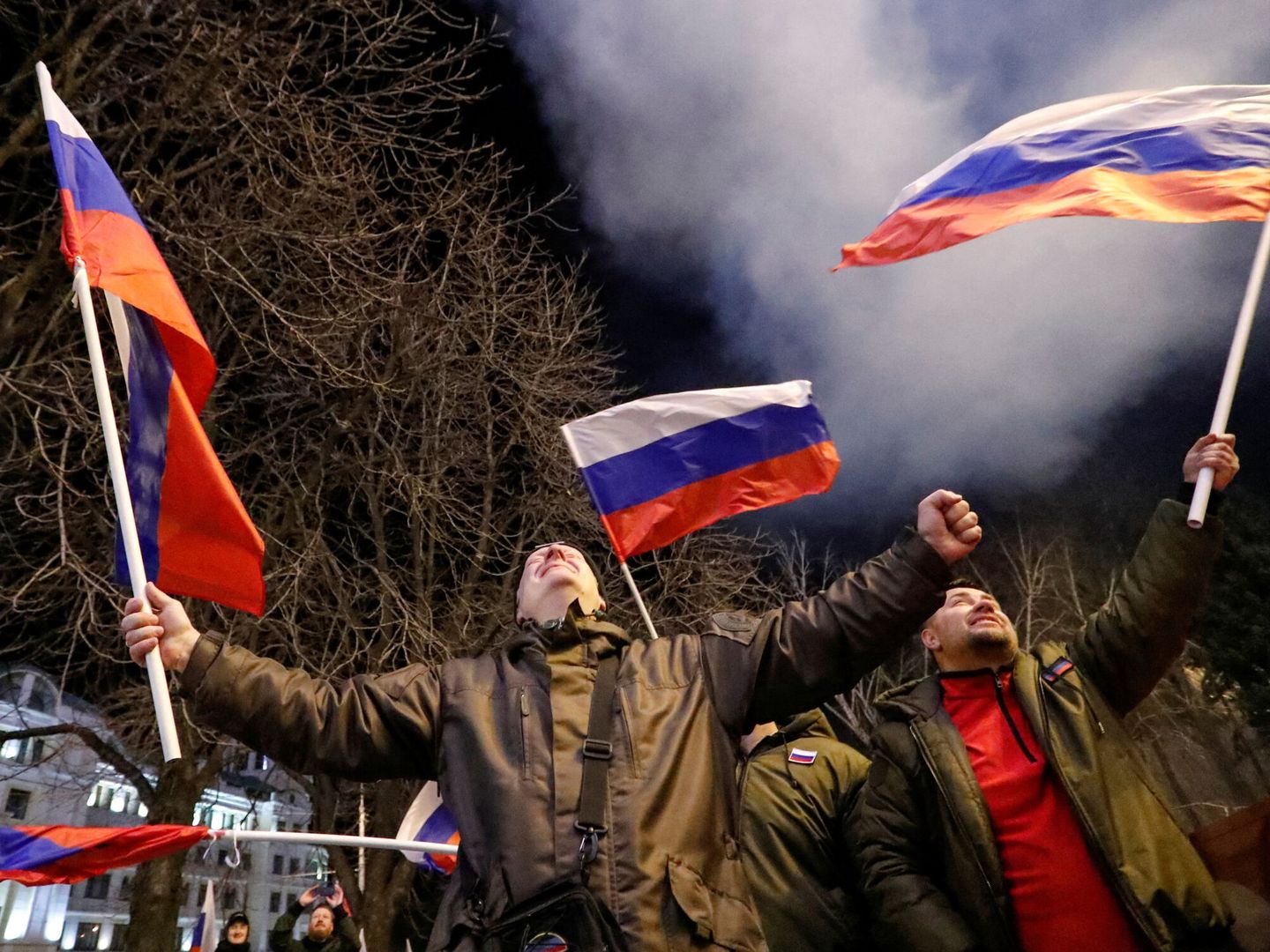 Activistas prorrusos celebran en las calles la decisión de Putin. (Reuters/Alexander Ermochenko)