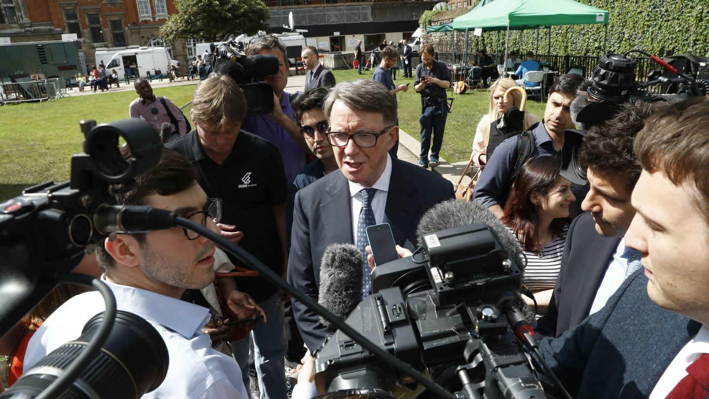 El lord laborista Peter Mandelson habla a los medios tras conocerse los resultados del referéndum del Brexit. (Reuters)