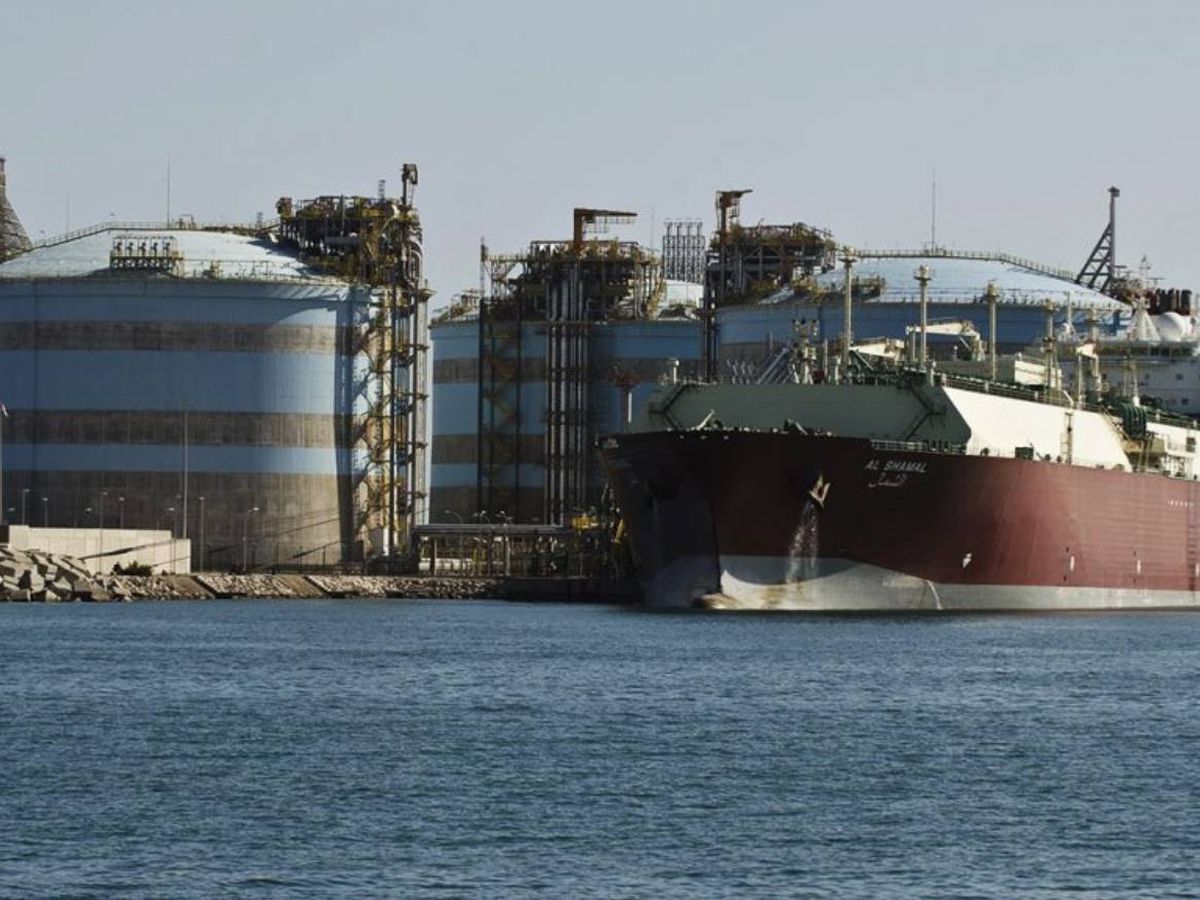 Foto: Un buque metanero conectado a la regasificadora de Sagunto (Valencia). (Saggas)