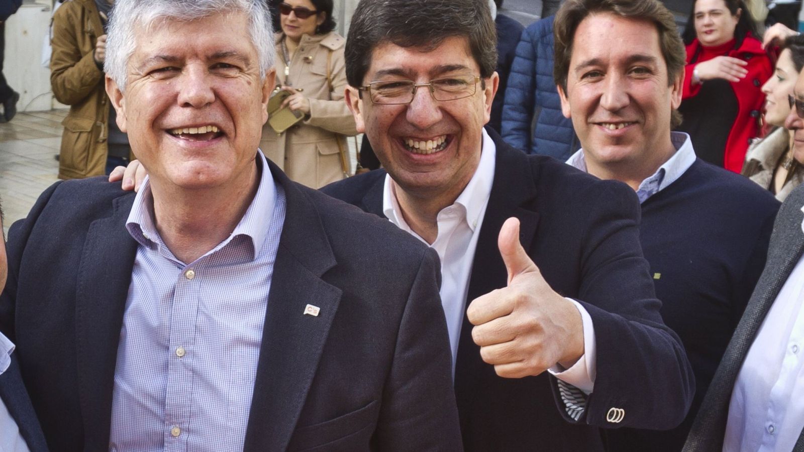 Foto: El presidente de Ciudadanos en el parlamento andaluz, Juan Marín, acompañado del secretario general, Matías Alonso, y el portavoz municipal de Huelva, Ruperto Gallardo. (EFE)