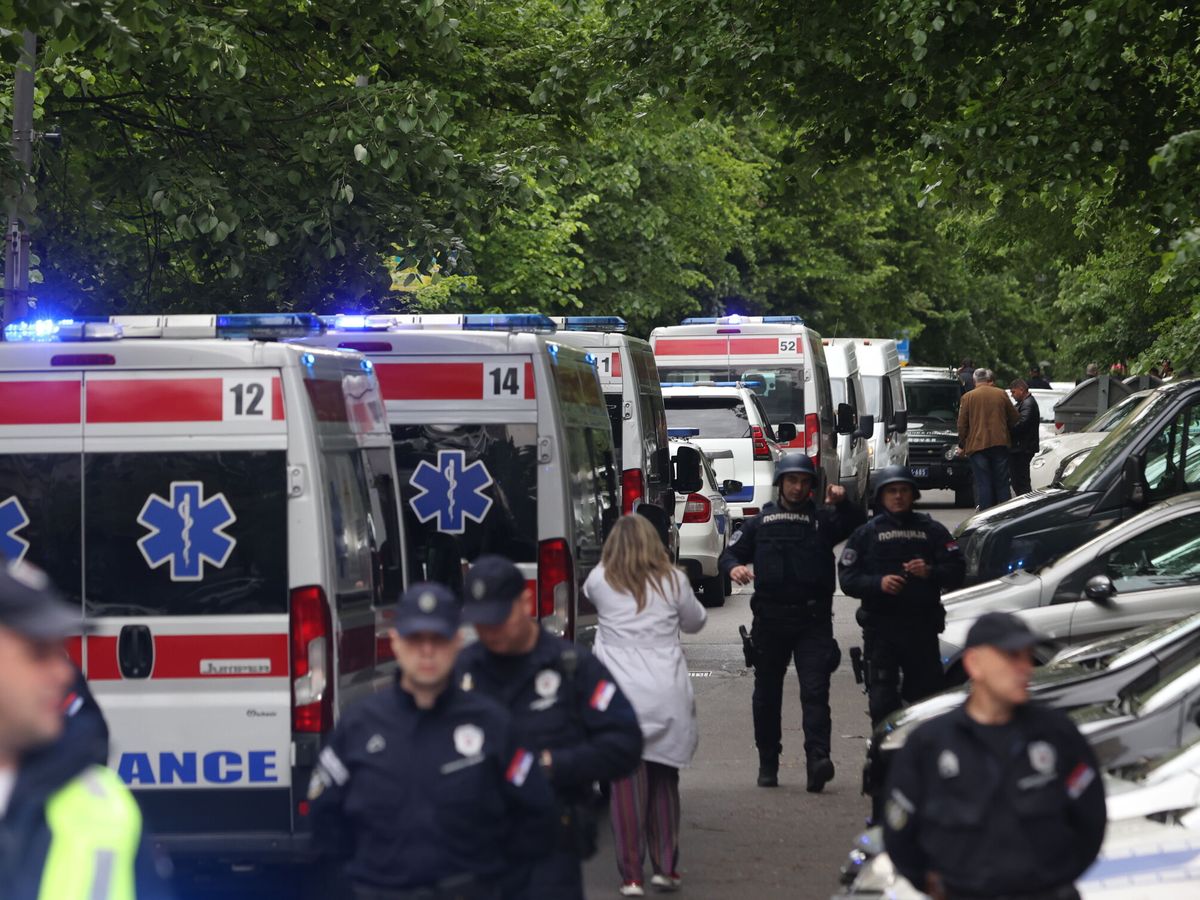 Foto: Despliegue policial y de ambulancias en el lugar de los hechos. (EFE/EPA/Andrej Cukic)