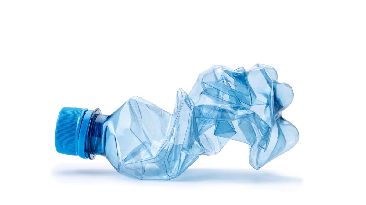 Solo se necesitan 3 ingredientes para eliminar de forma eficiente las botellas de plástico 