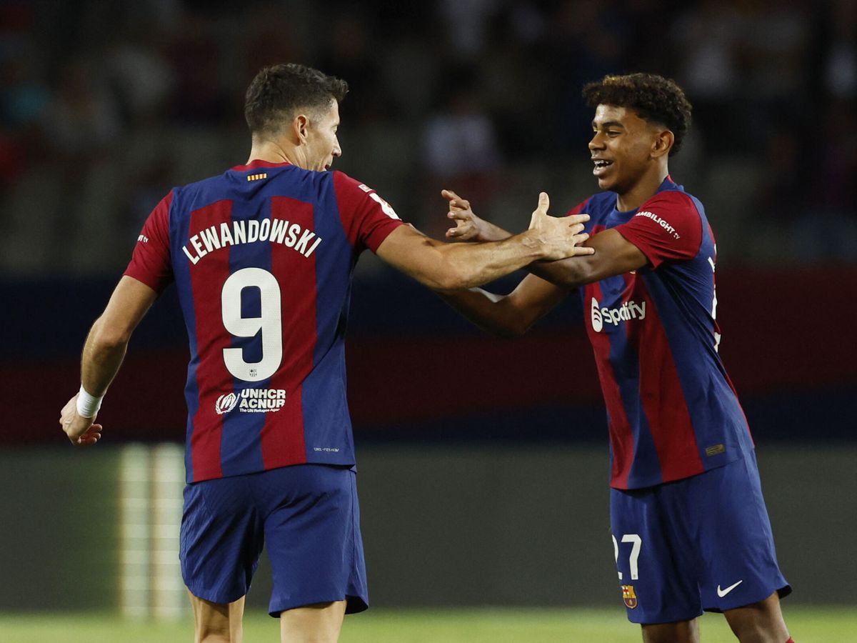Foto: Robert Lewandowski y Lamine Yamal, en el partido entre Mallorca y Barça. (Reuters/Albert Gea)