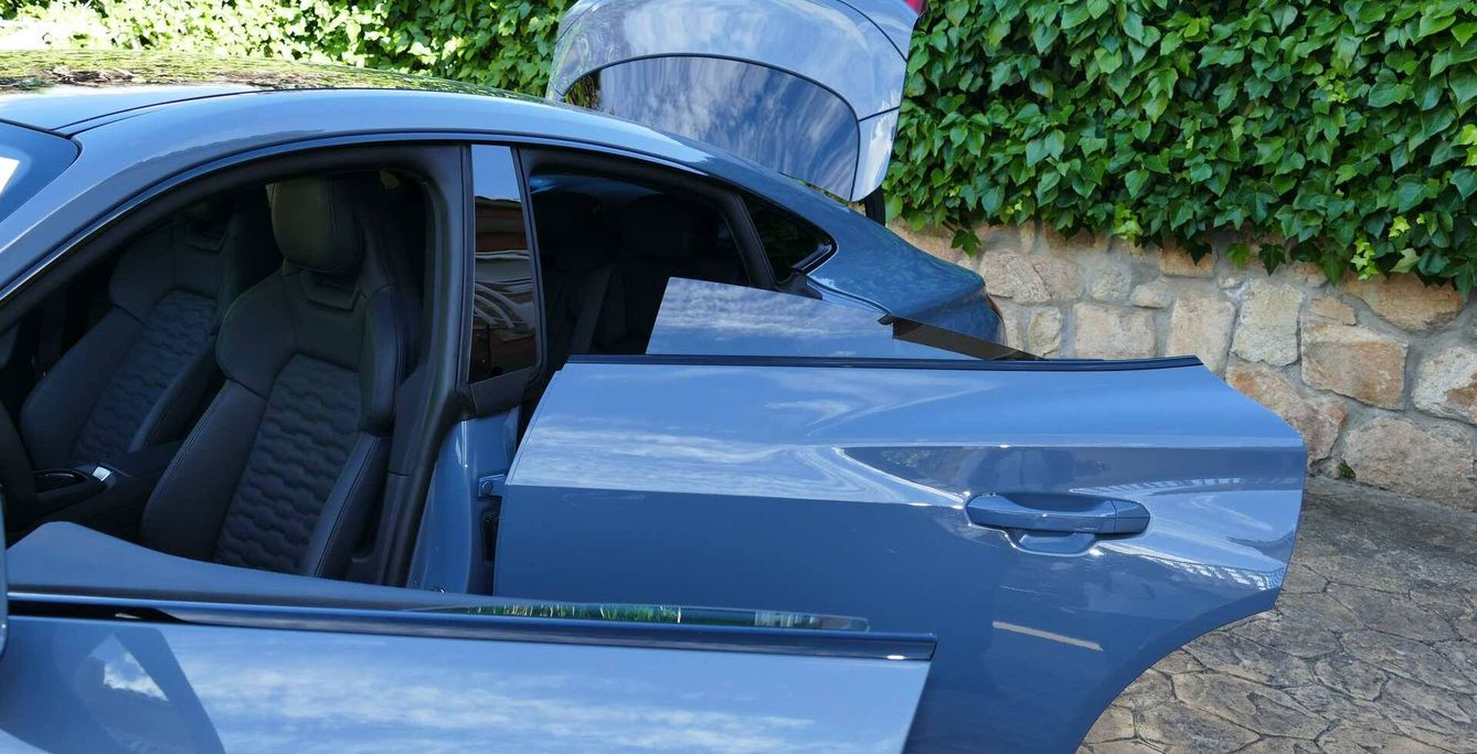 El Audi e-tron GT tiene ventanillas sin cercos. 
