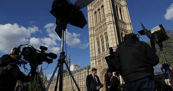 Foto: Equipos de televisión desplegados frente al Parlamento Británico, el 18 de abril de 2017. (Reuters)