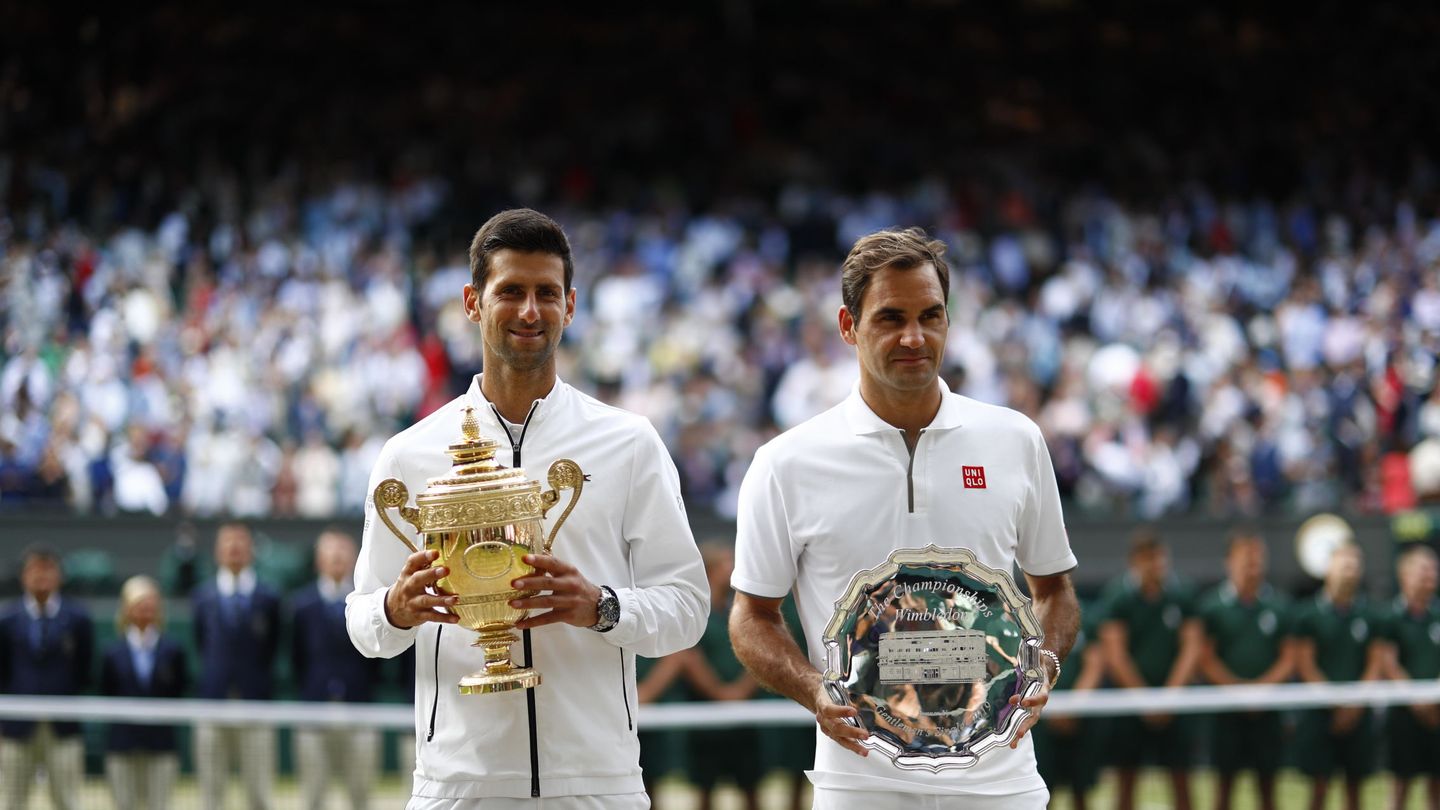 Novak Djokovic y Roger Federer, tras una final en Wimbledon. (EFE/Nic Bothma) 