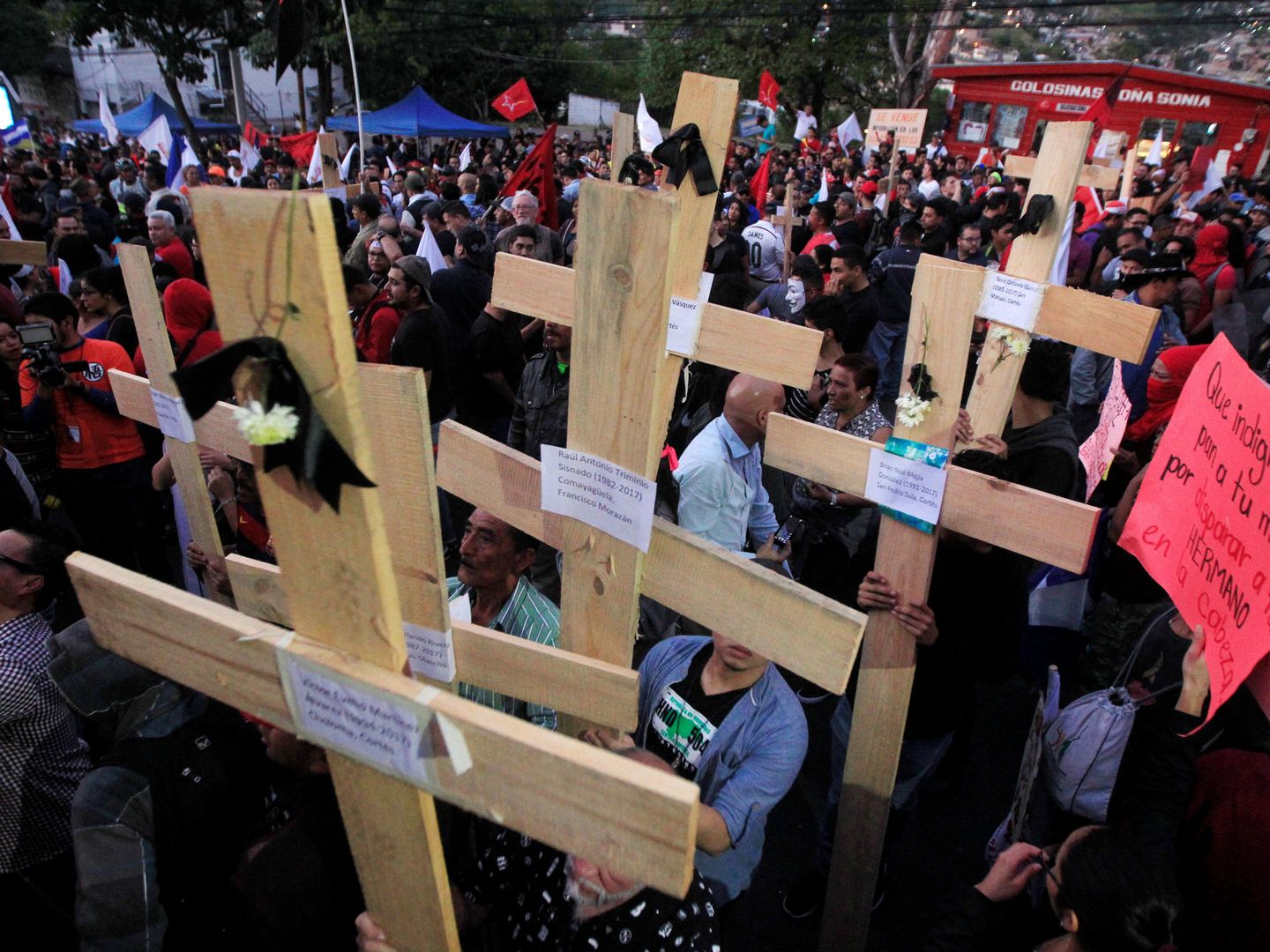 Un grupo de manifestantes carga cruces con los nombres de las víctimas durante las protestas. (Reuters)