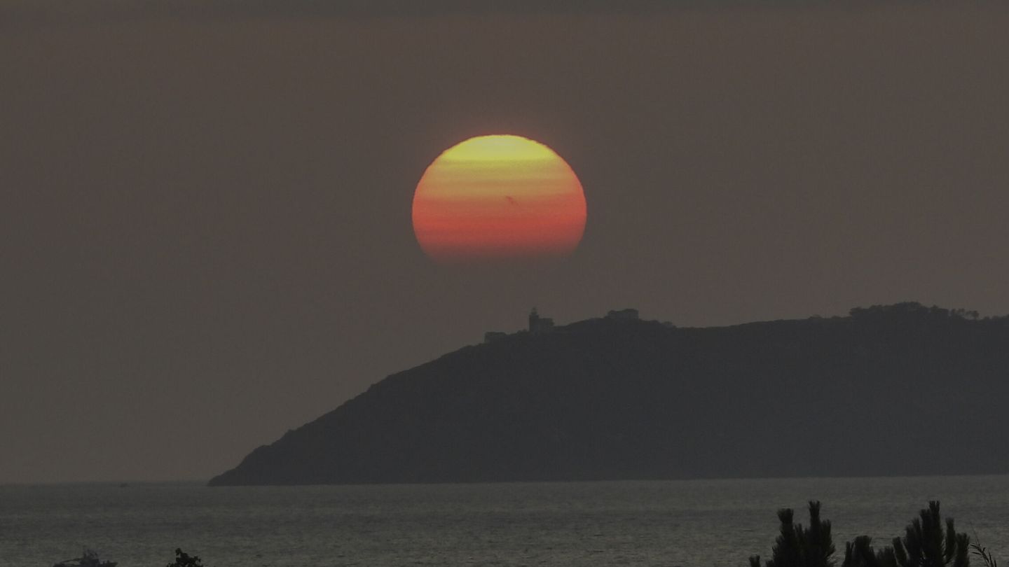 El sol en Galicia, imagen en la que se observan los efectos del humo procedente de Canadá. (EFE)