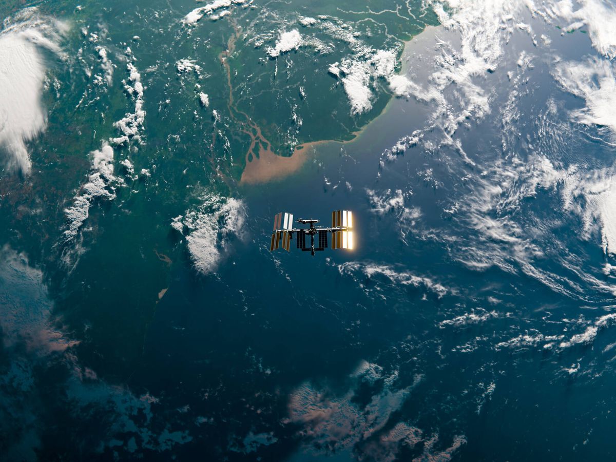 Foto: Un antiguo satélite de la NASA caerá a la Tierra: cuándo y dónde podría ocurrir (iStock)