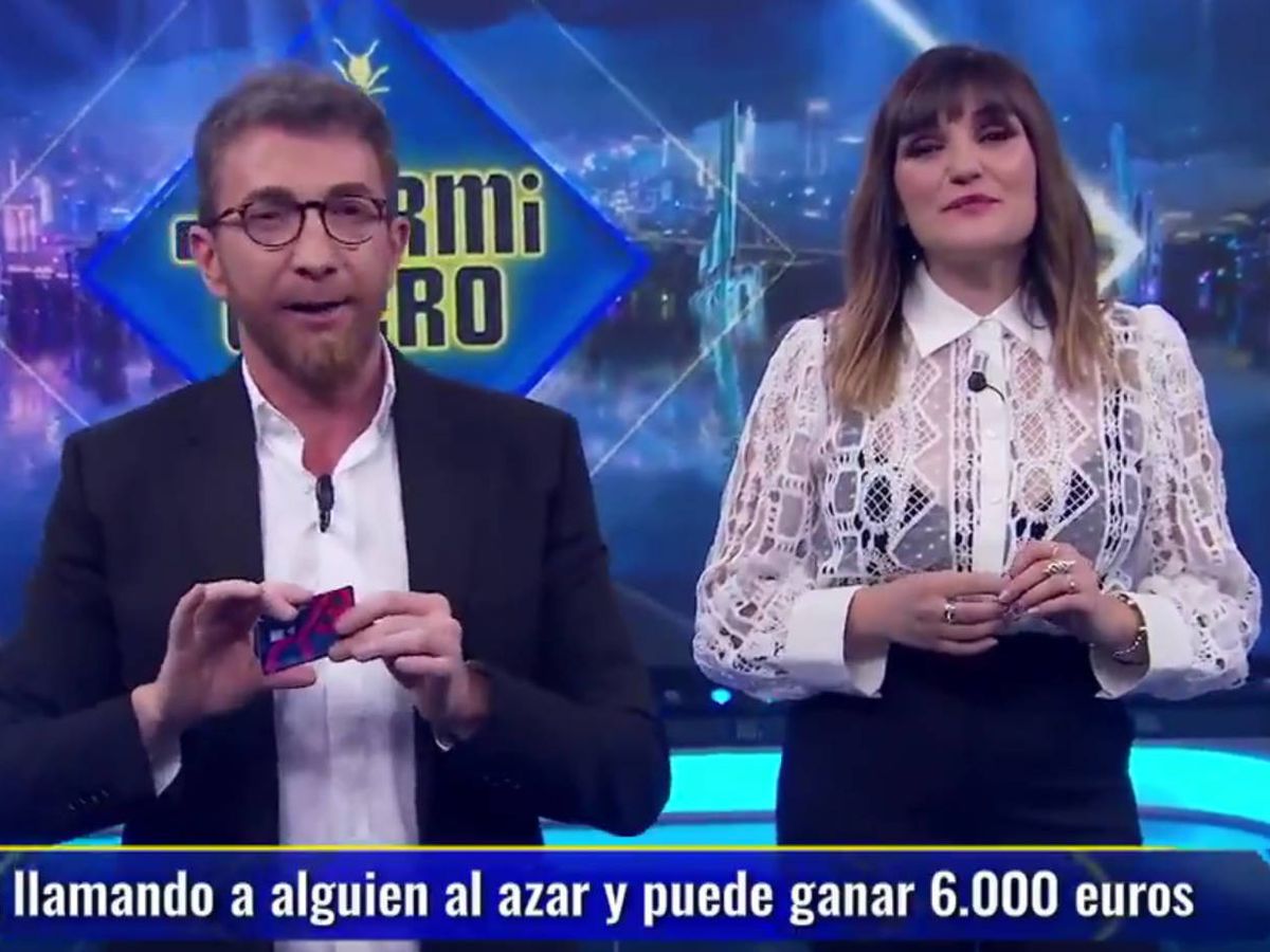 Foto: Pablo Motos y Rozalén, en 'El hormiguero'. (Antena 3)