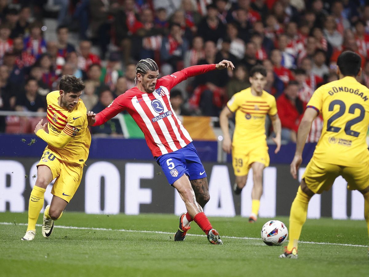 Foto: De Paul, presionado por Sergi Roberto, en el último partido liguero entre ambos en el Cívitas Metropolitano. (Foto: Atlético de Madrid)