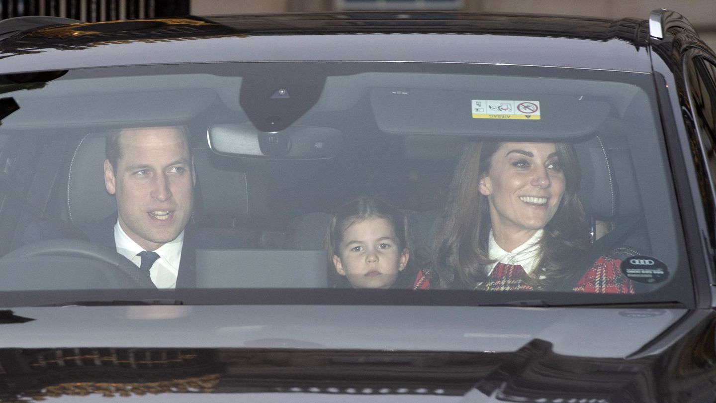 Los duques de Cambridge, junto a su hija Charlotte durante el almuerzo navideño en Buckingham el pasado miércoles. (EFE)