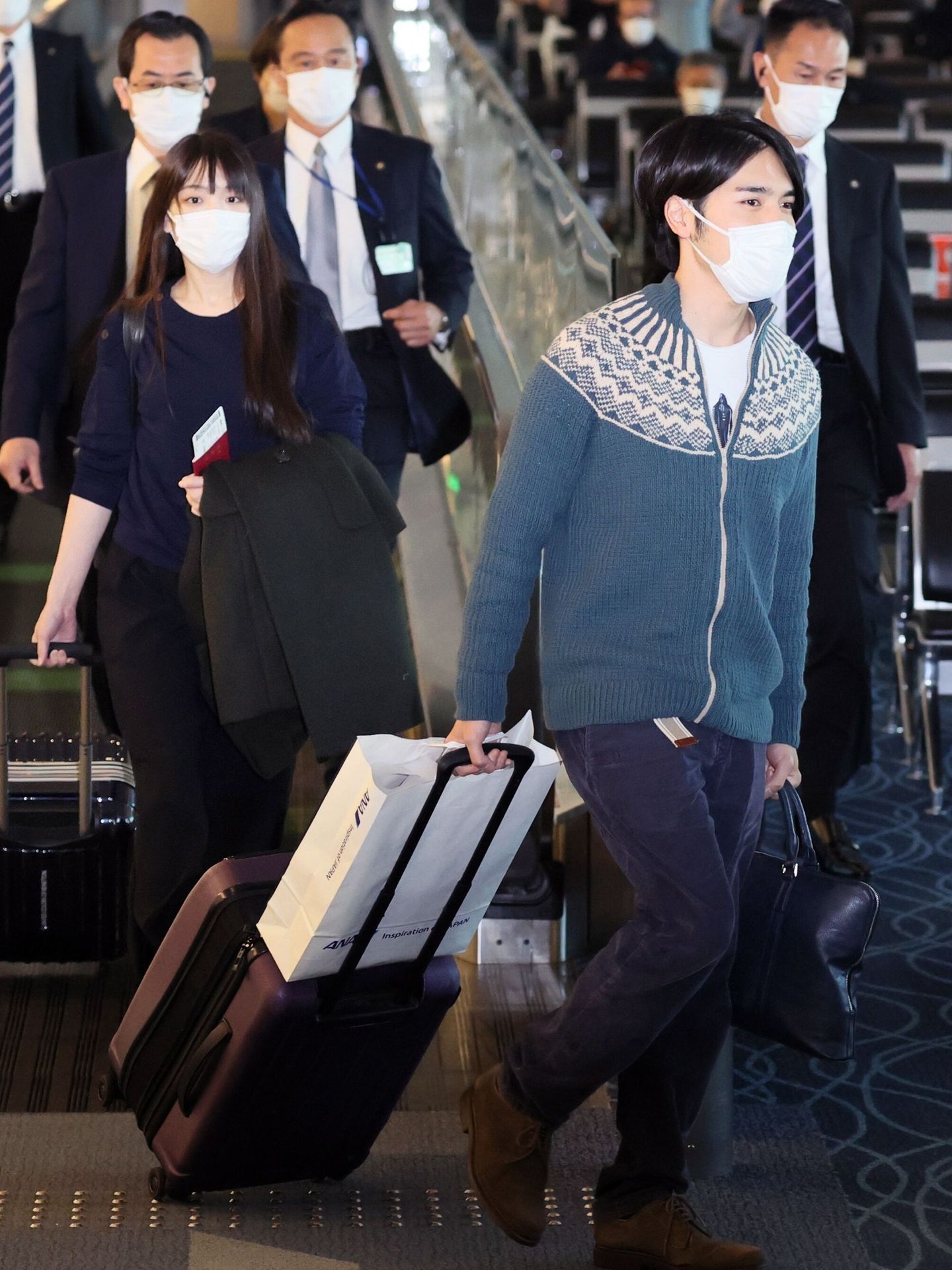 Mako Komuro y Kei Komuro, en el aeropuerto de Tokio en noviembre de 2021 con destino a Nueva York. (EFE)