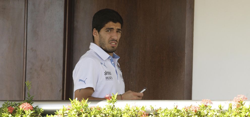 Luis Suárez antes de abandonar la concentración con Uruguay (AP).