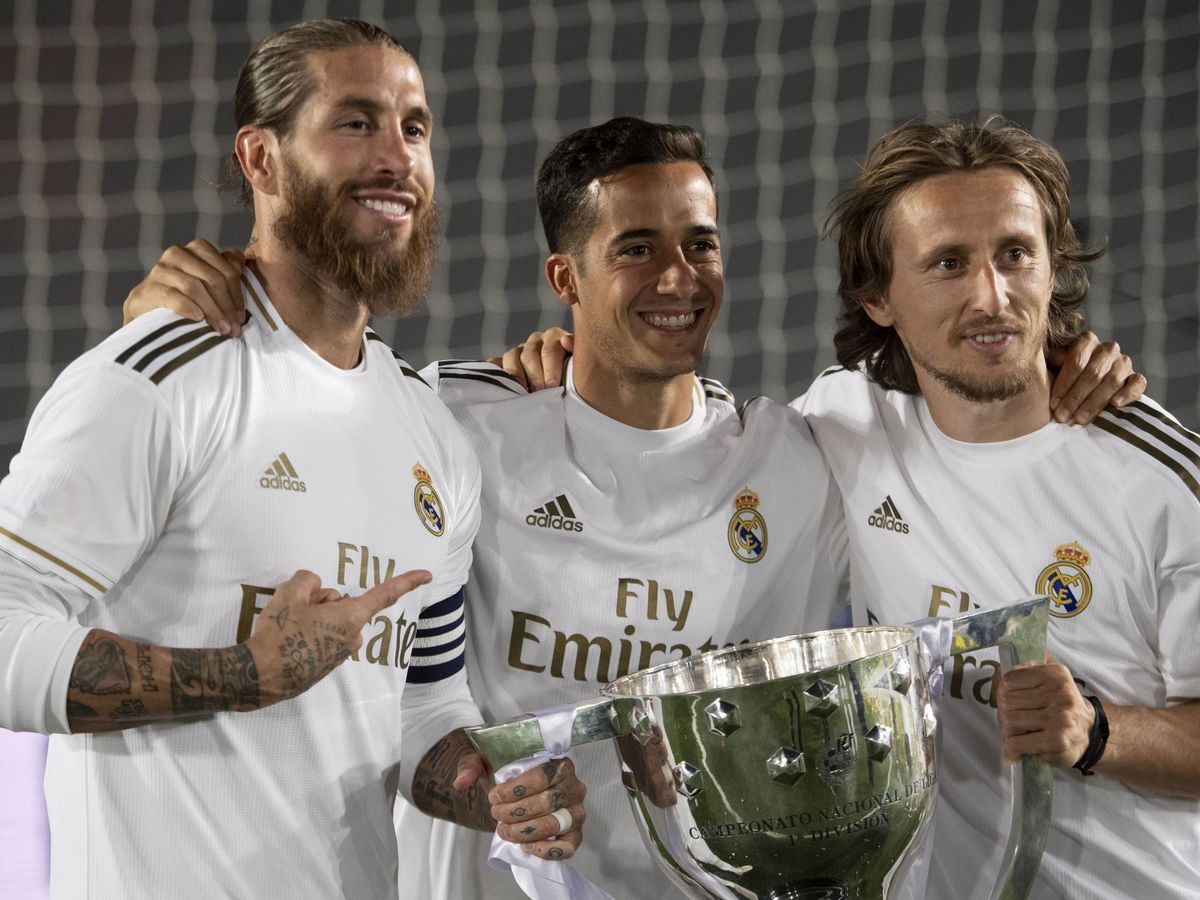 Foto: Ramos, Lucas Vázquez y Modric sostienen el título de Liga. (Cordon)