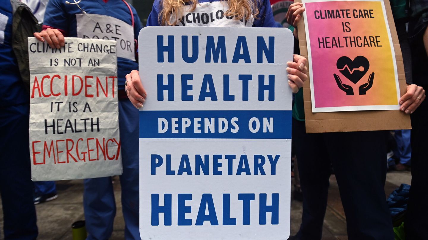Médicos y enfermeras, en una protesta climática en Londres. (EFE/Andy Rain)