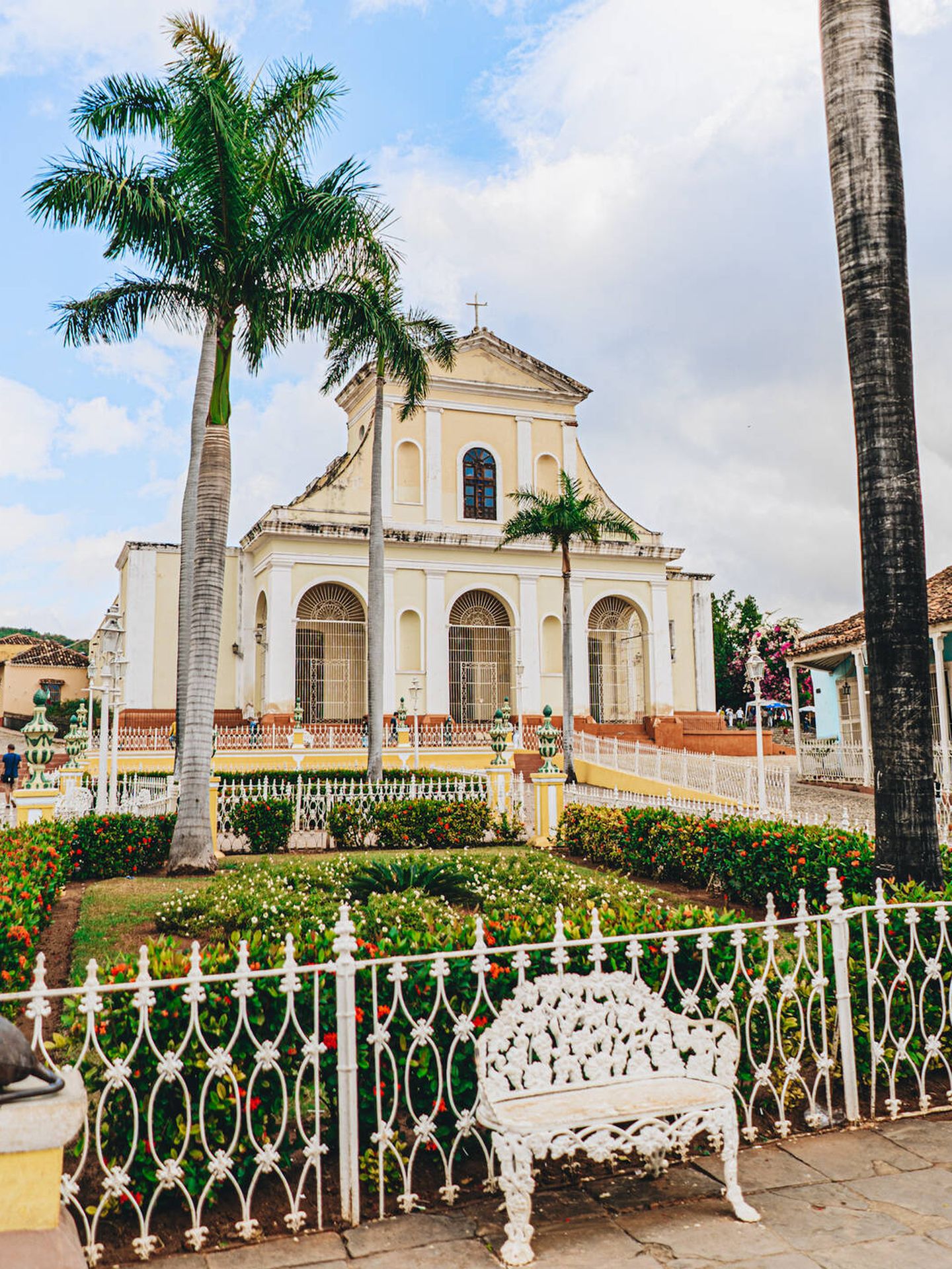 La Plaza Mayor de Trinidad, con sus iglesias y jardines. (Cuba Travel)