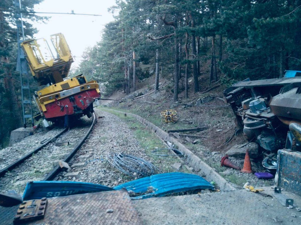 Foto: Momento del accidente entre las dos máquinas de trabajo en la vía férrea. (112 Comunidad de Madrid)