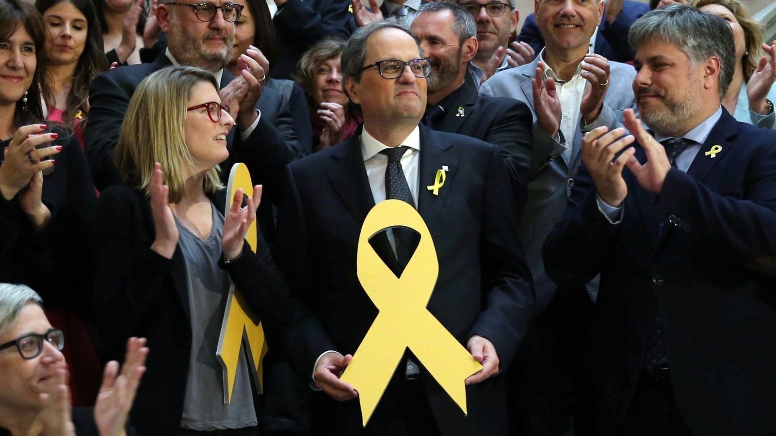 Foto: El nuevo presidente de la Generalitat, Quim Torra, posa con un lazo amarillo en recuerdo de los politicos encarcelados. (EFE)
