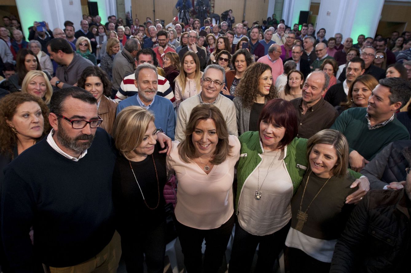 Foto: Susana Díaz, junto a la eurodiputada Elena Valenciano y la expresidenta del PSOE Micaela Navarro, este 28 de enero en Alcalá de los Gazules, Cádiz. (EFE)