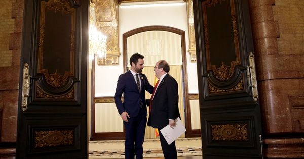 Foto: Imagen de archivo del presidente del Parlament, Roger Torrent (d), junto al líder del PSC, Miquel Iceta. (EFE)