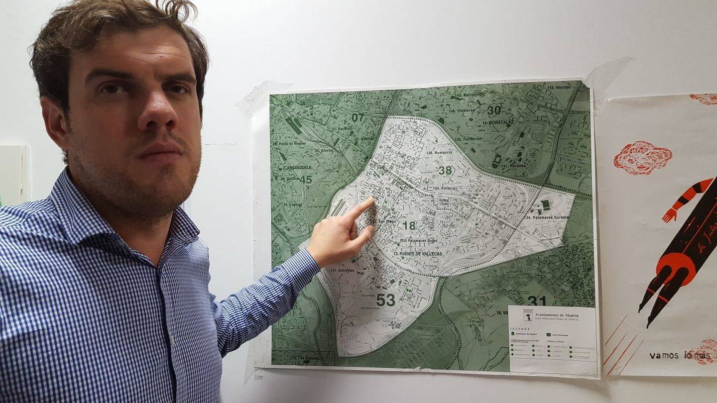 Jorge Nacarino, presidente de la asociación vecinal, señala sobre el mapa la zona más conflictiva (A.P.)