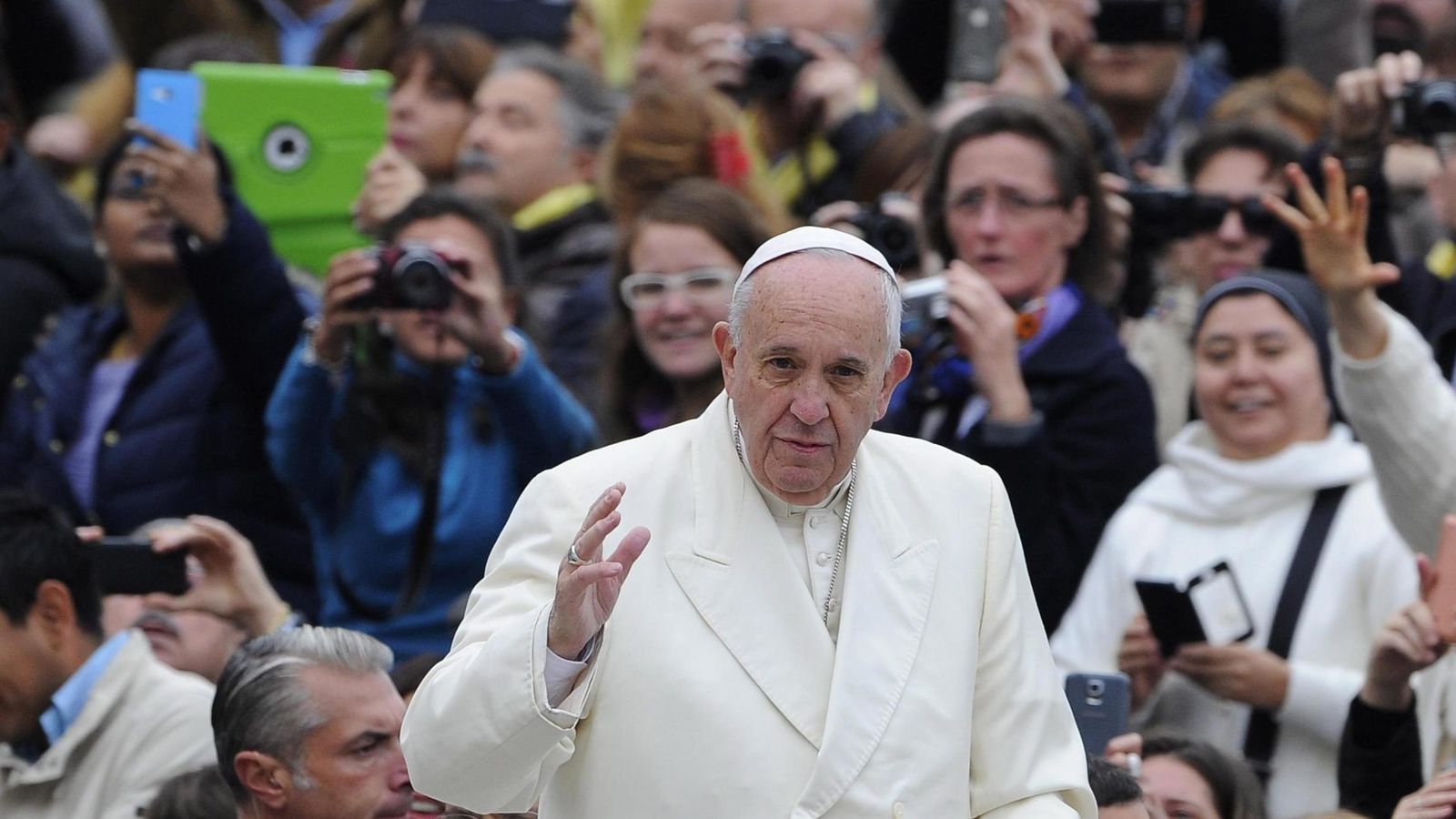 Foto: El papa Francisco saluda a los fieles durante la audiencia general en la Plaza de San Pedro en el Vaticano. (Efe) 