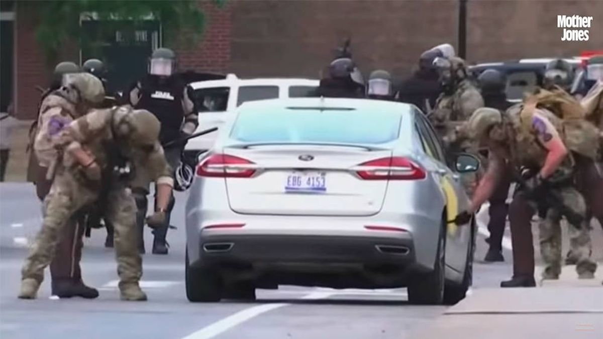 La policía de Minneapolis raja las ruedas de coches aparcados cerca de las protestas