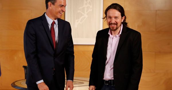 Foto: El presidente del gobierno Pedro Sánchez (i) y el líder de Podemos Pablo Iglesias, durante la nueva ronda de consultas para la investidura. (EFE)