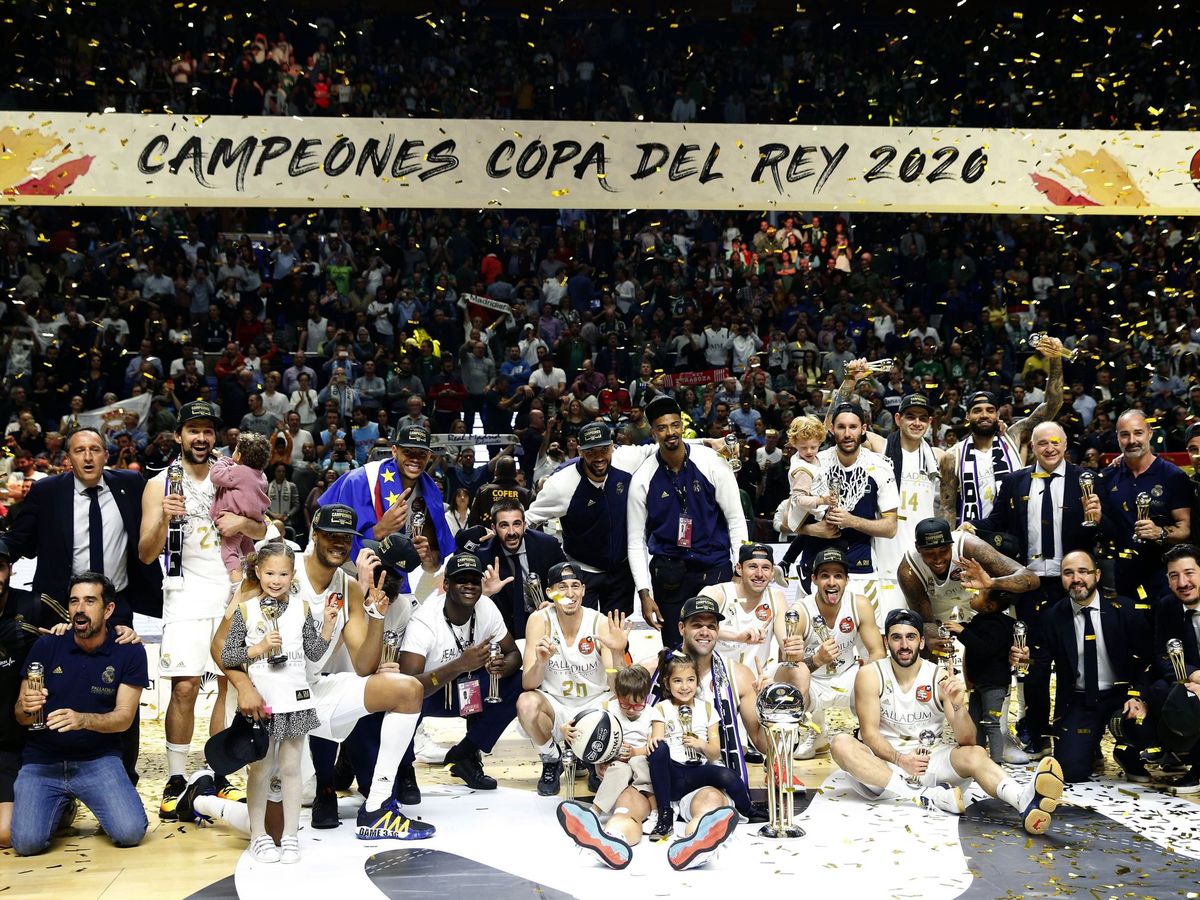 Foto: El Real Madrid, con el trofeo de campeón de Copa del Rey. (EFE)