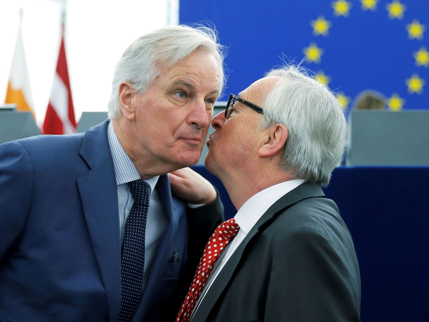 Michel Barnier siendo saludado por Jean-Claude Juncker. (Reuters)
