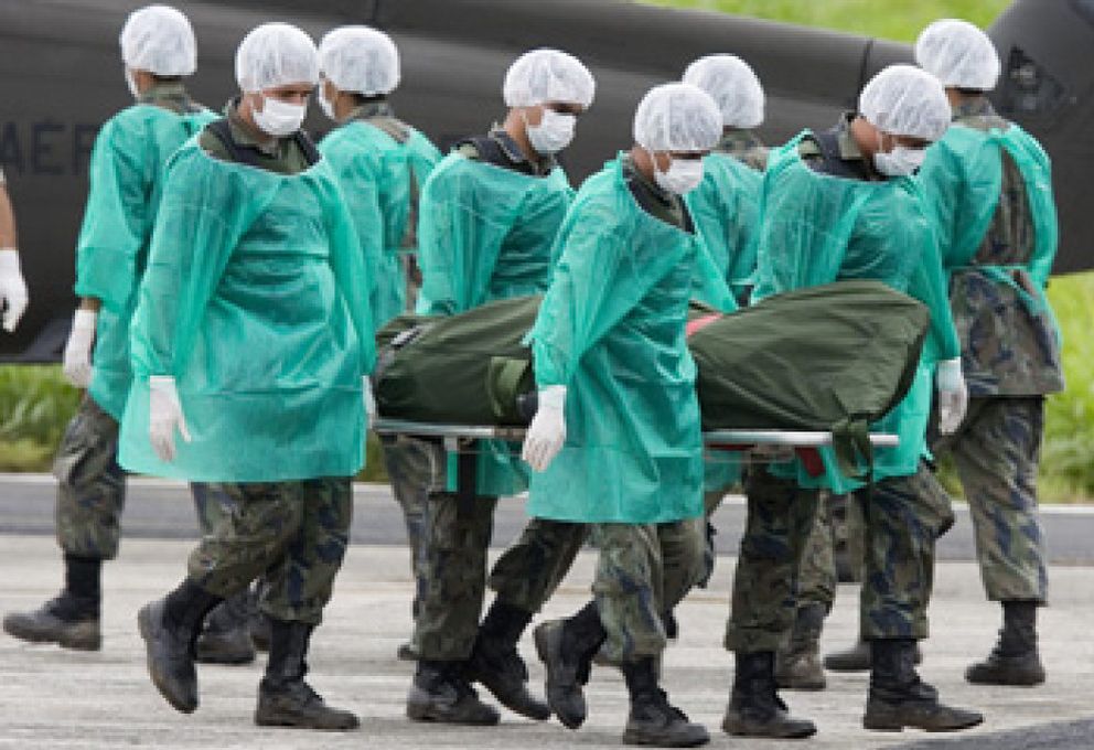 Foto: Llegan a tierra los 24 cuerpos rescatados del Air France siniestrado
