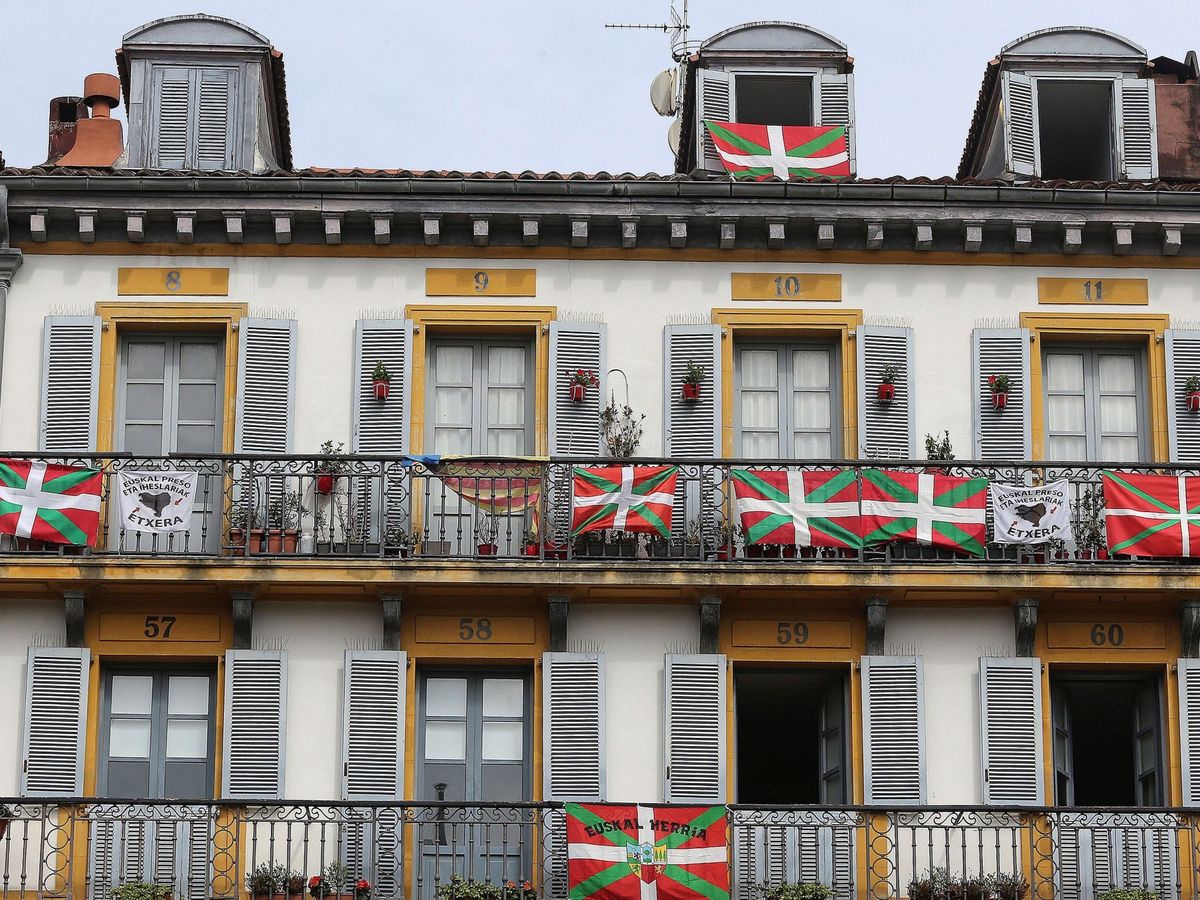 Foto: Balcones engalanados con la ikurriña para celebrar el Aberri Eguna en San Sebastián. (EFE/Gorka Estrada)